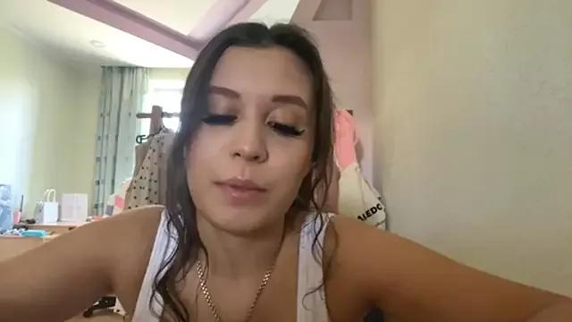 sarahstoke from StripChat is Freechat