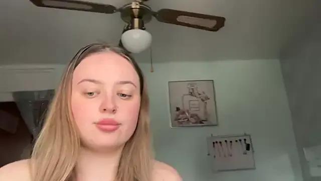 SexySashaxox from StripChat is Freechat