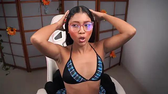 small_emilie from StripChat is Freechat