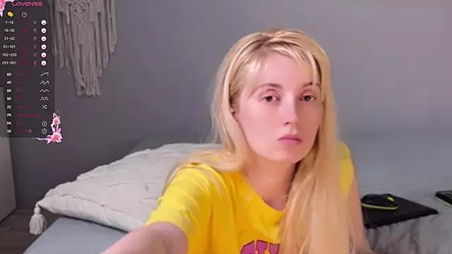 super-peach-stream from StripChat is Freechat