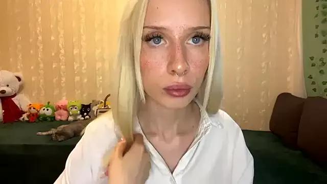 SwitchedFiver from StripChat is Freechat
