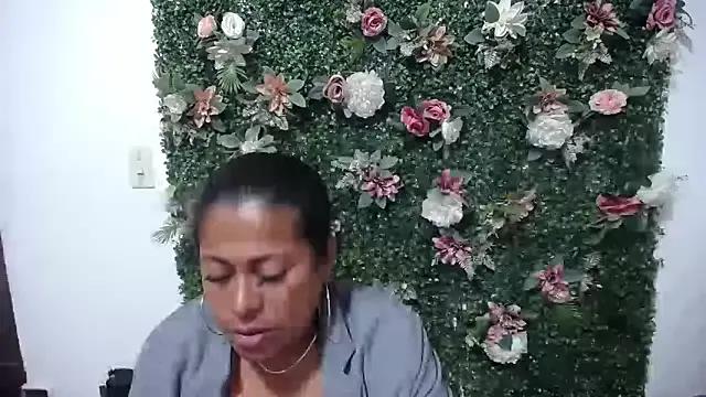 Tu-Reina from StripChat is Freechat