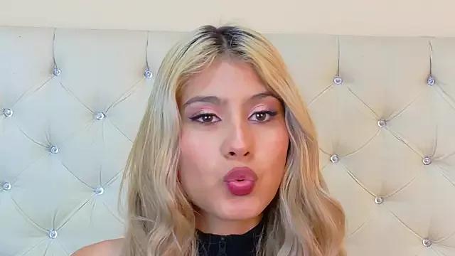 ZoehAngel from StripChat is Freechat