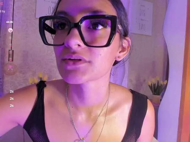 Offline abriana-quintana on BongaCams