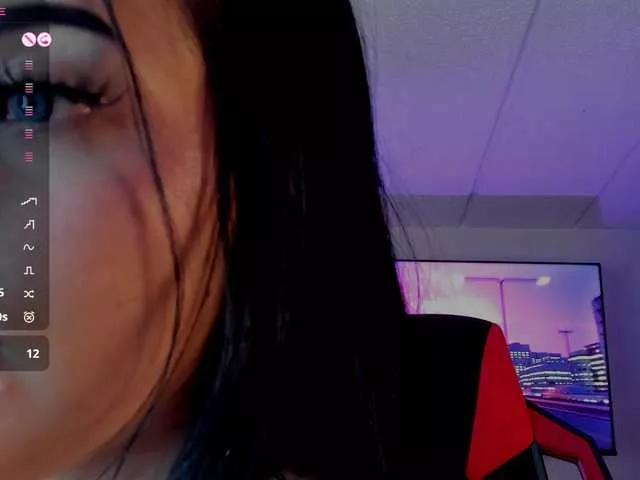 Offline Charlotte-greys on BongaCams