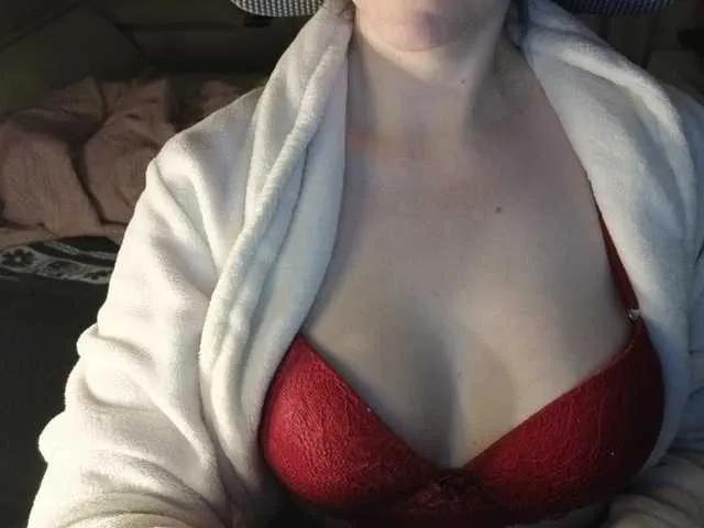 Offline CreamyWoman on BongaCams