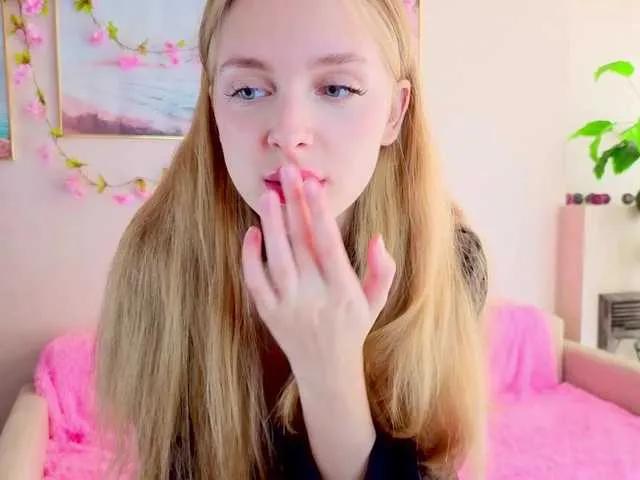 Offline CrimsonAura on BongaCams