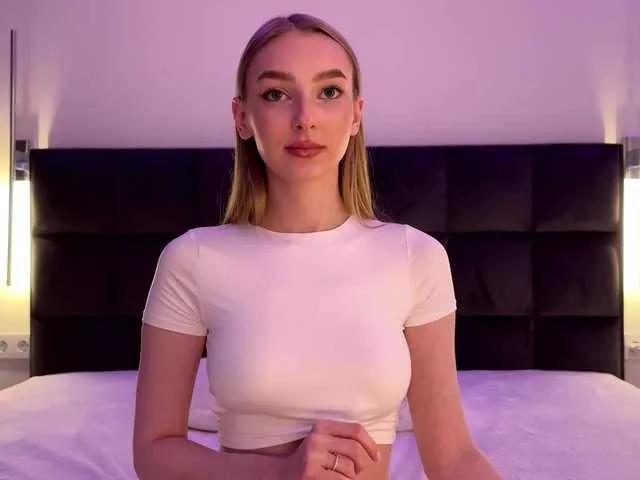 Offline DiamondLily on BongaCams
