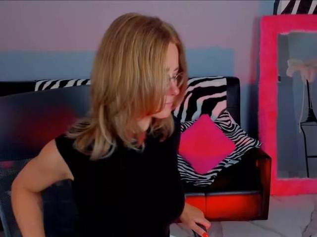 Offline FreyaAkerson on BongaCams