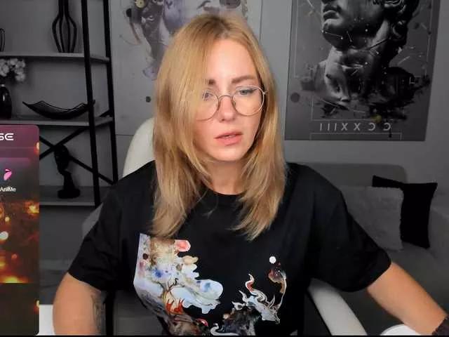 Offline FreyaAkerson on BongaCams