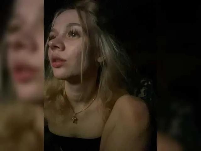Offline Lollyybaby on BongaCams