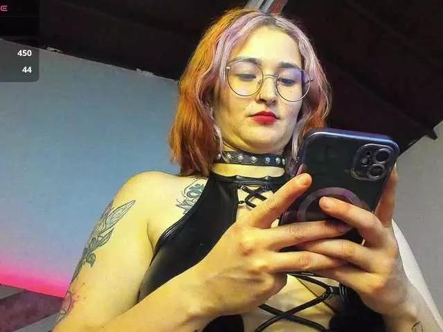 Offline madame-ibby on BongaCams