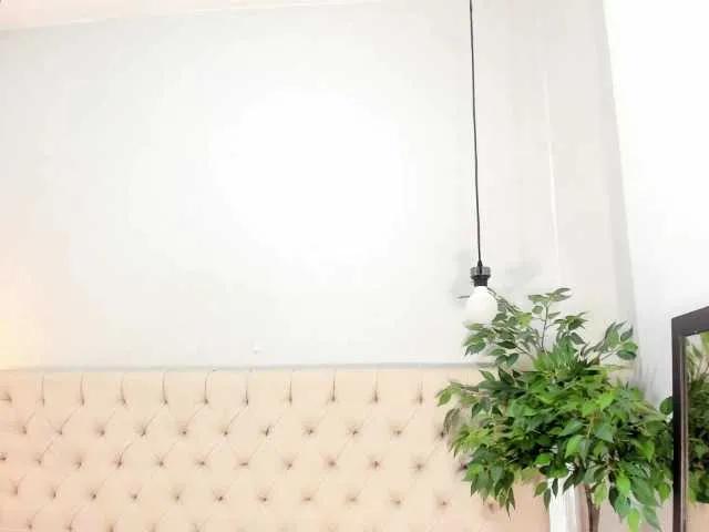 Freechat Mia-AND-Lion on BongaCams