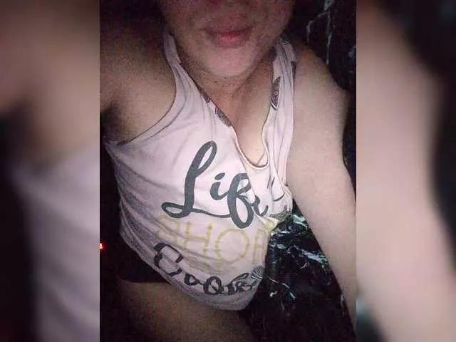 Offline Mia883 on BongaCams