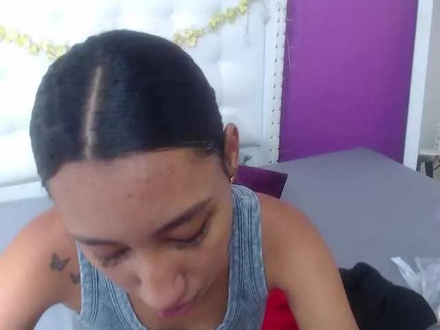 Freechat tiny-sarah1 on BongaCams