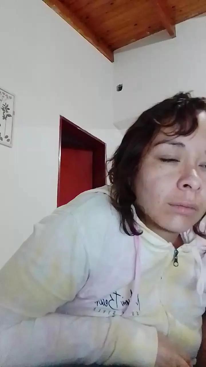 Offline almondwithlove on Cam4