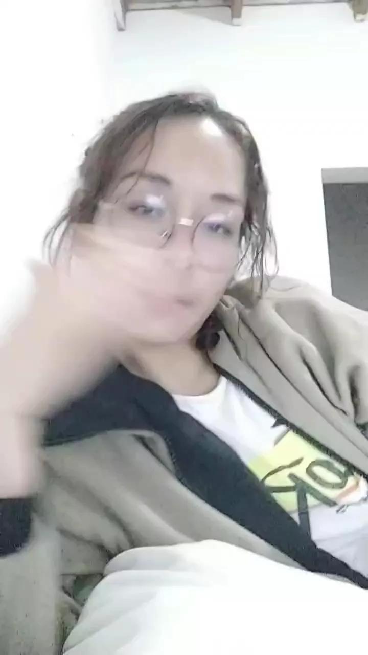 Offline almondwithlove on Cam4