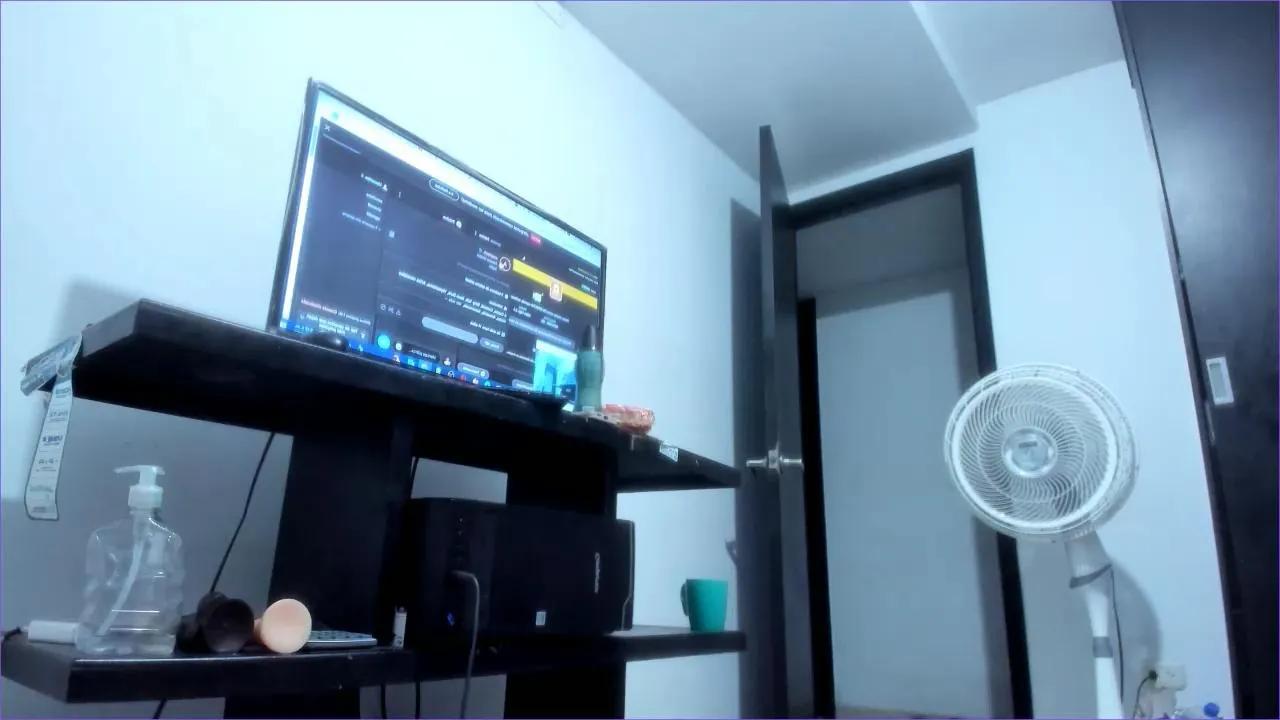 Offline amateur_horny on Cam4