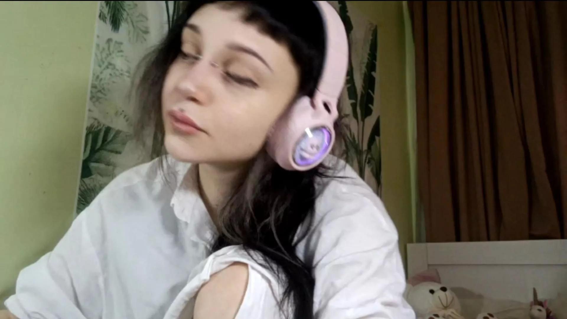 Offline DollyHailey on Cam4