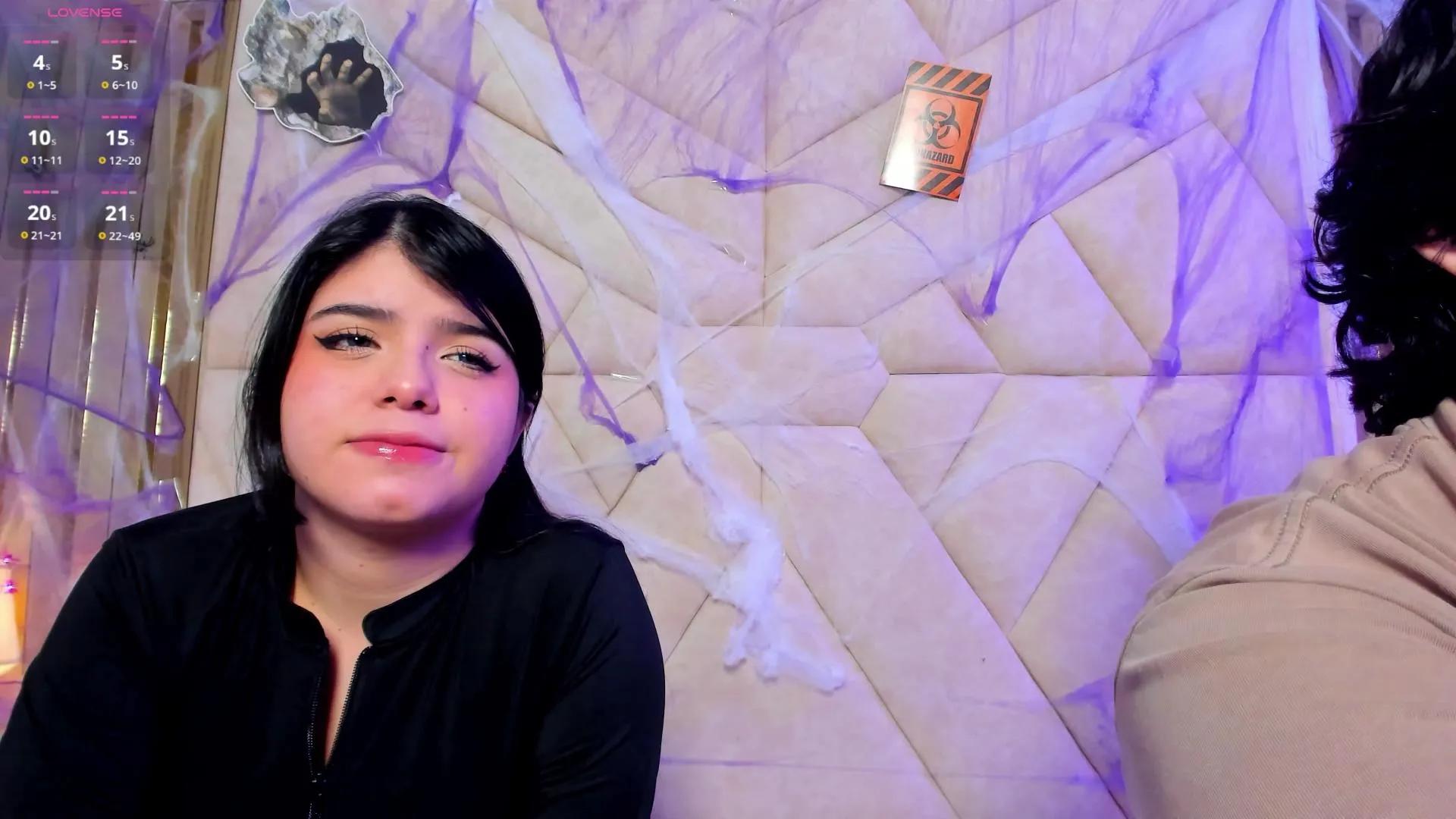 Offline EmilyANDrew on Cam4