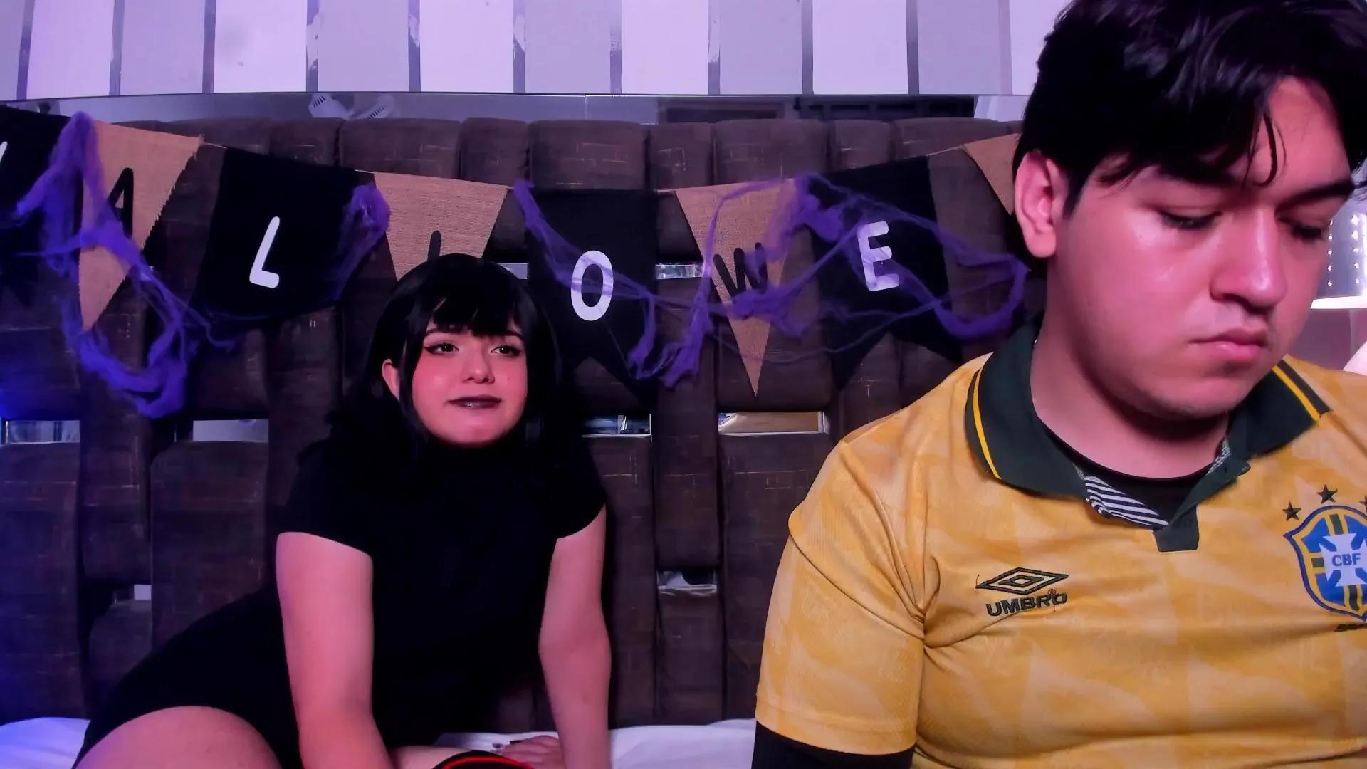 Offline EmilyANDrew on Cam4