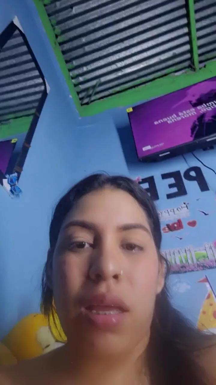 Offline girl_pee on Cam4