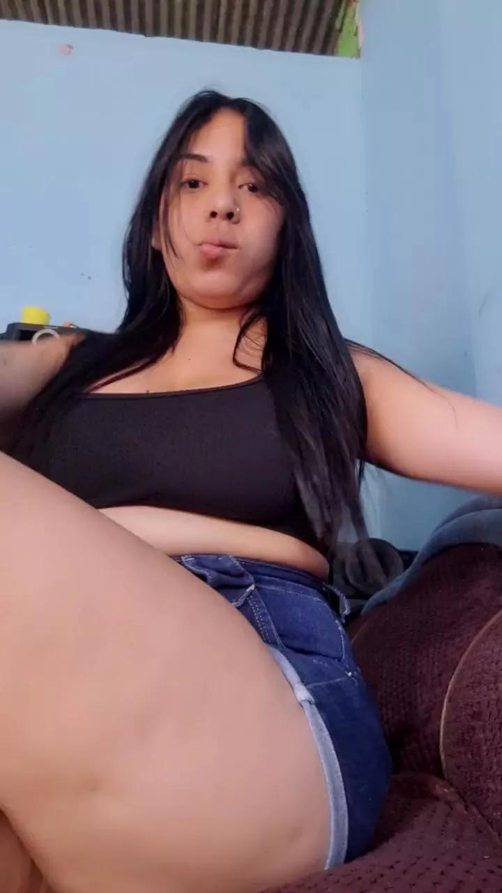 Offline girl_pee on Cam4