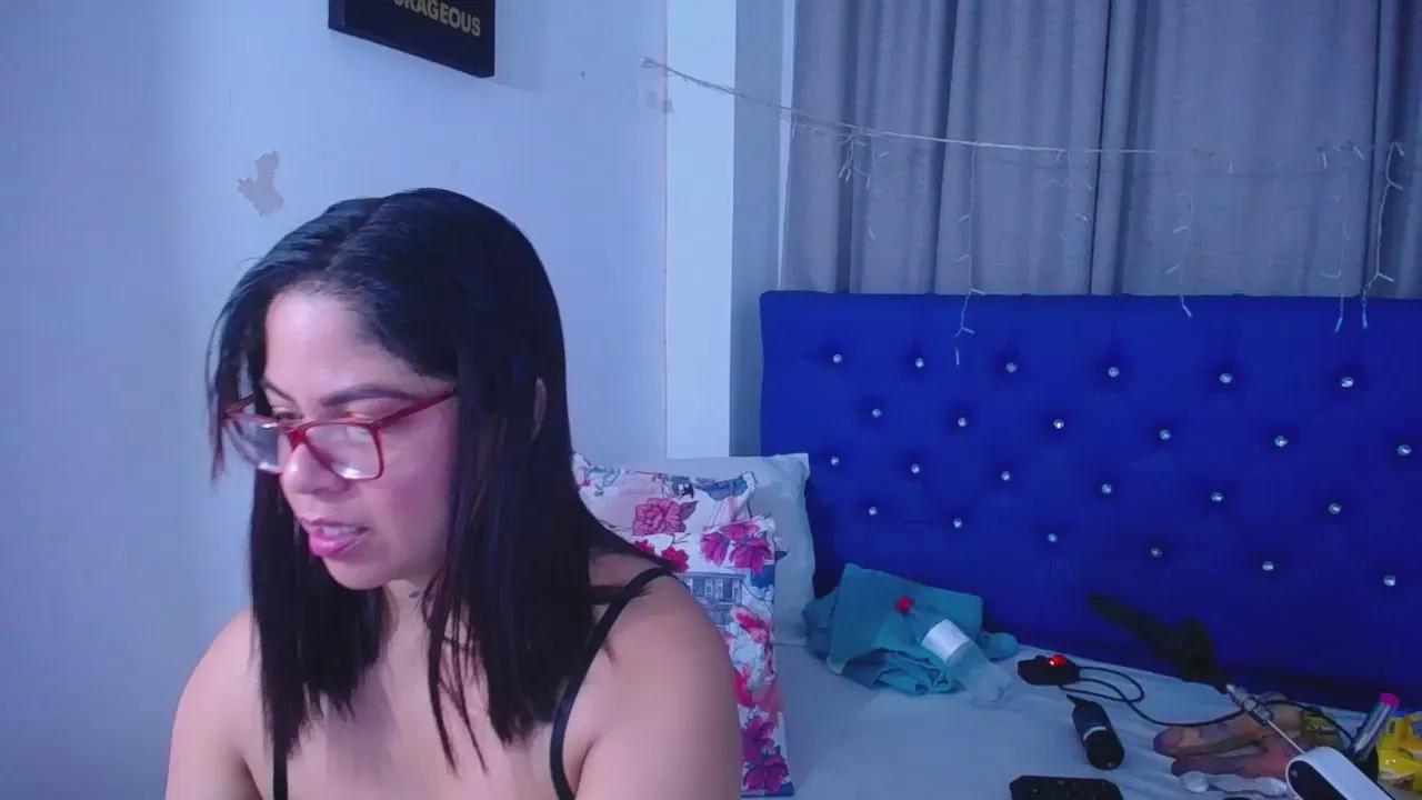 Offline horny_cougar1 on Cam4