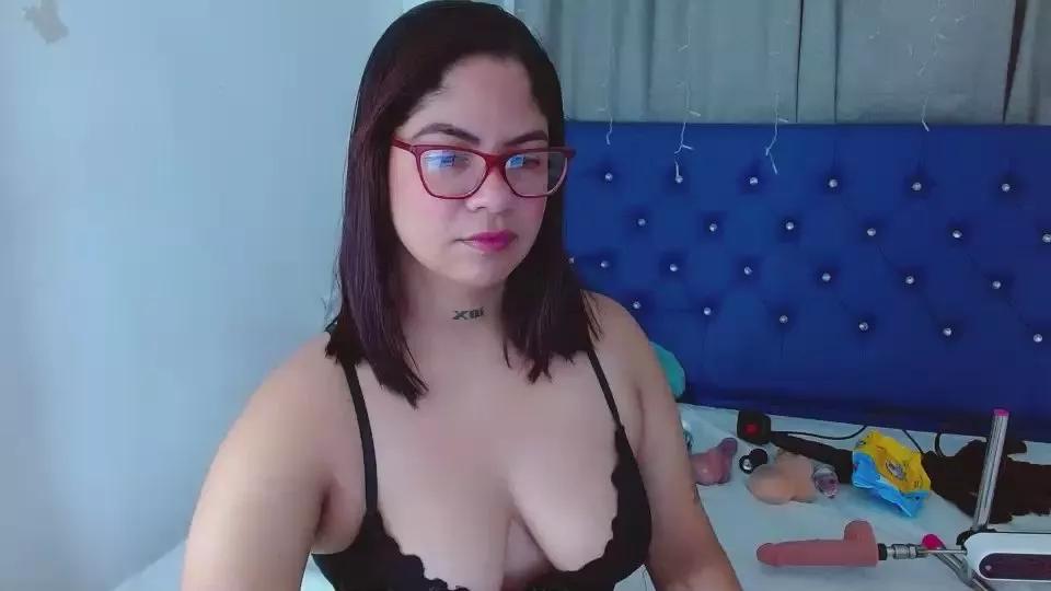 Offline horny_cougar1 on Cam4