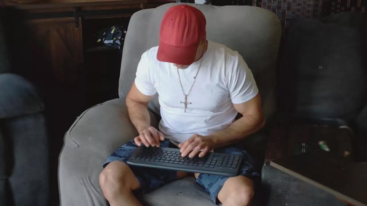 Offline Hotdickyxxx on Cam4