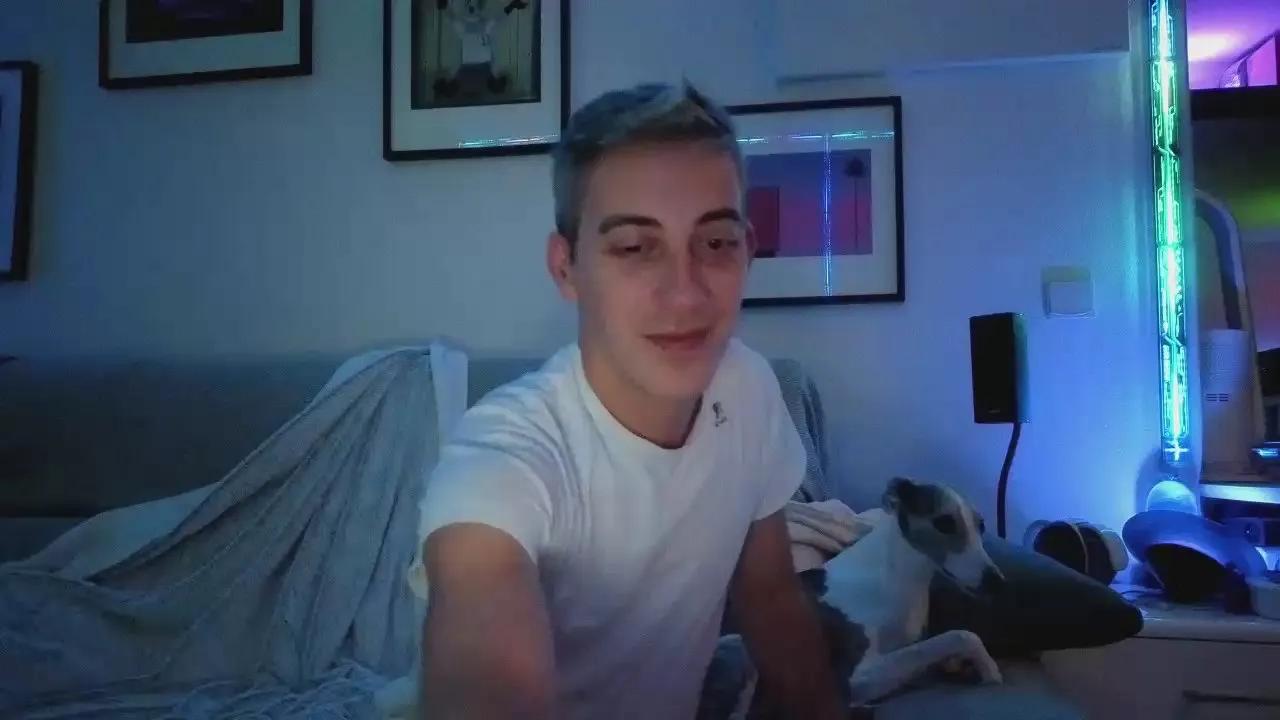 Offline HuGo4K on Cam4