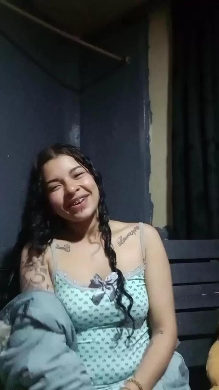 Offline Laurasweet2001 on Cam4