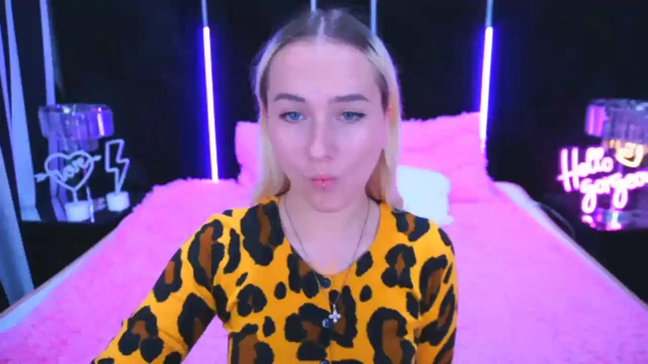 Offline LiliElfie on Cam4