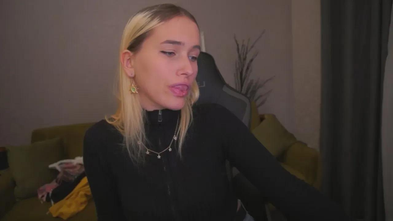 Offline LiliElfie on Cam4