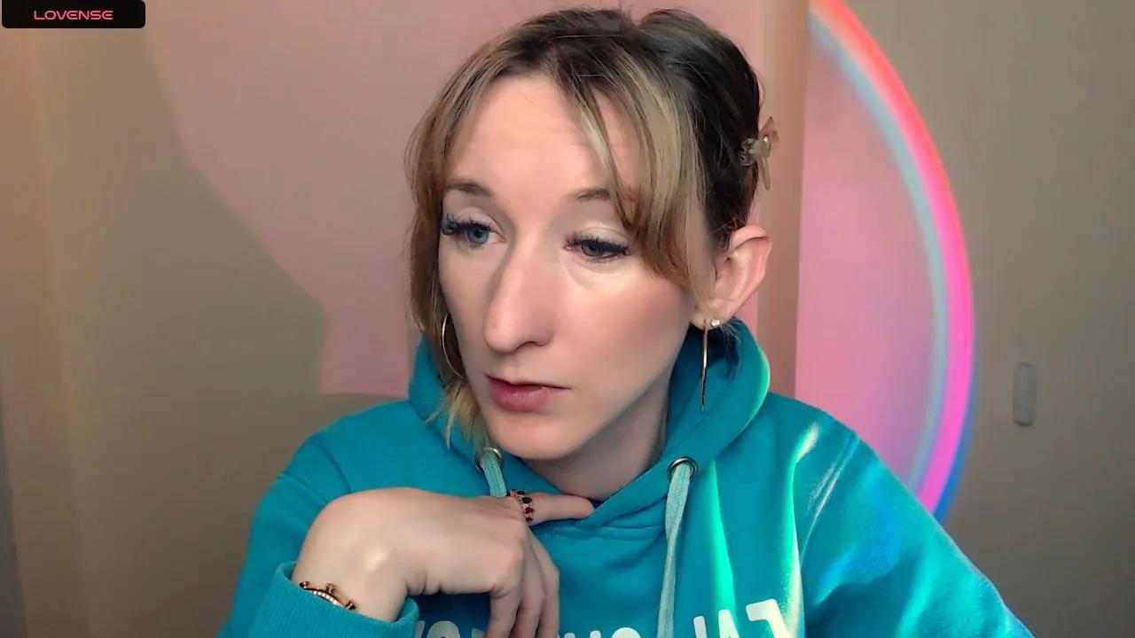 Offline LillyBluee on Cam4