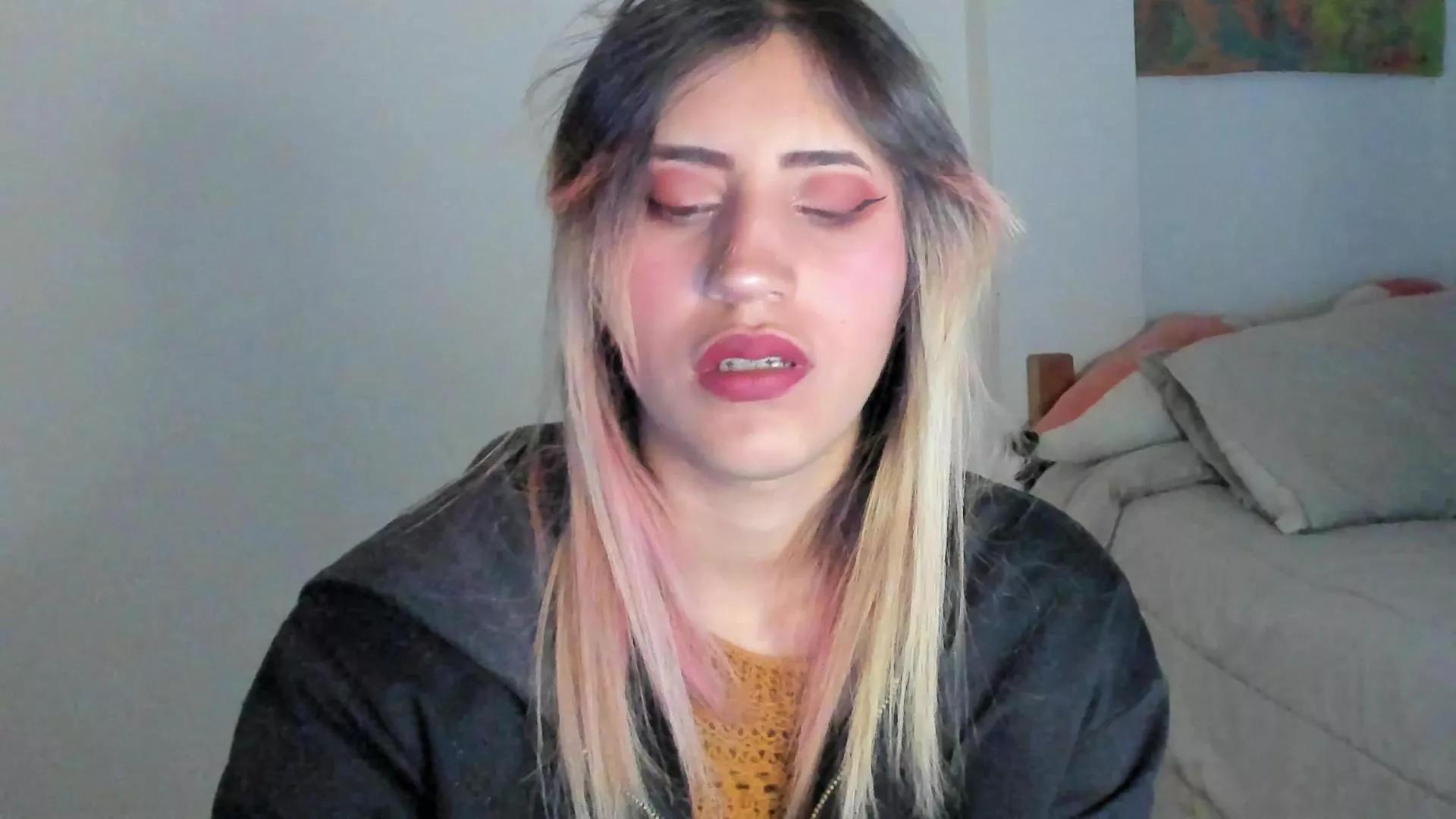 Offline Linnie_doll on Cam4