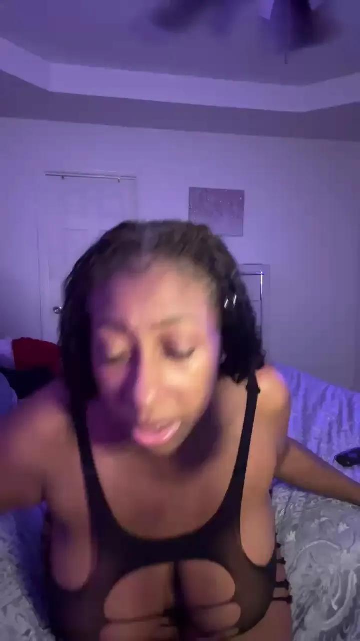 Offline Madam_Glam on Cam4