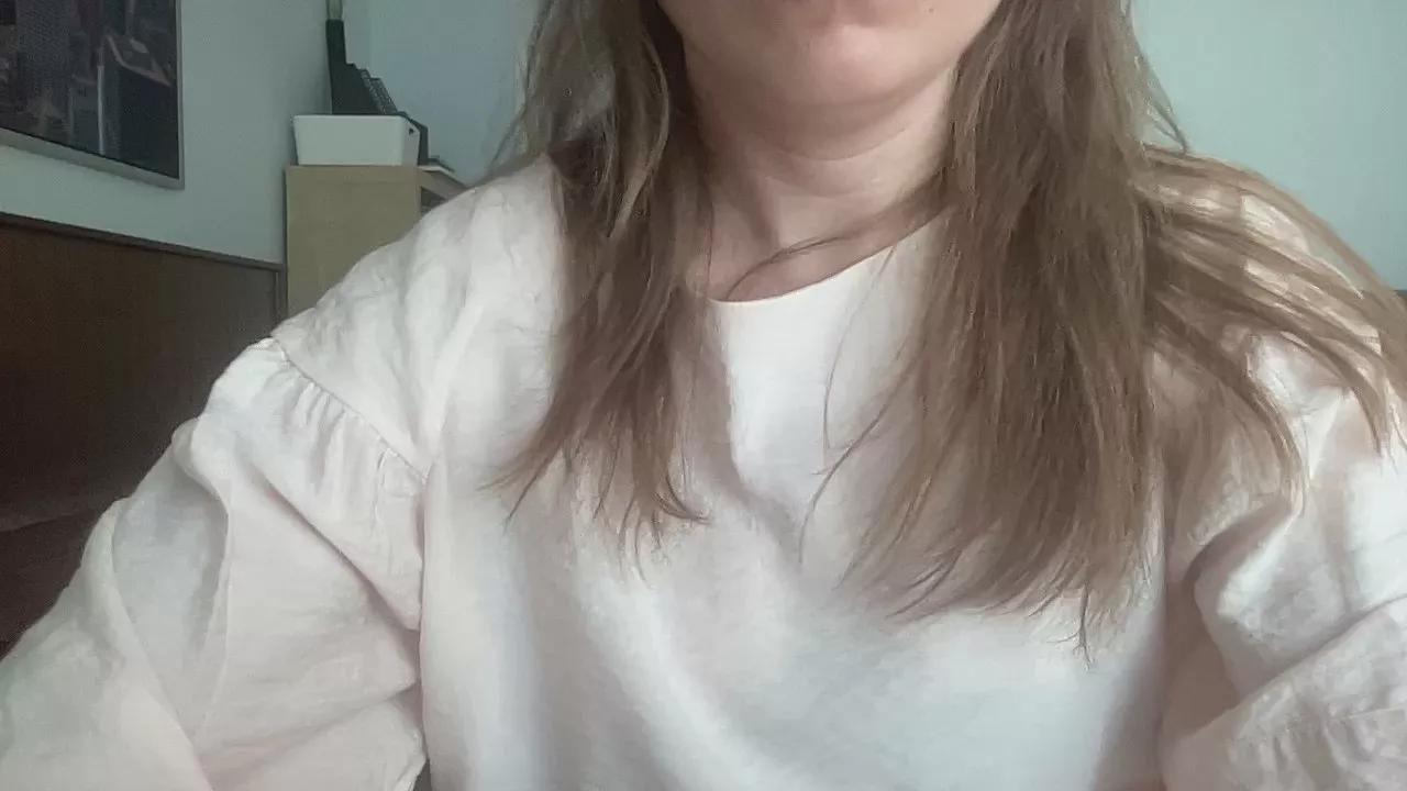 Offline monella2004 on Cam4