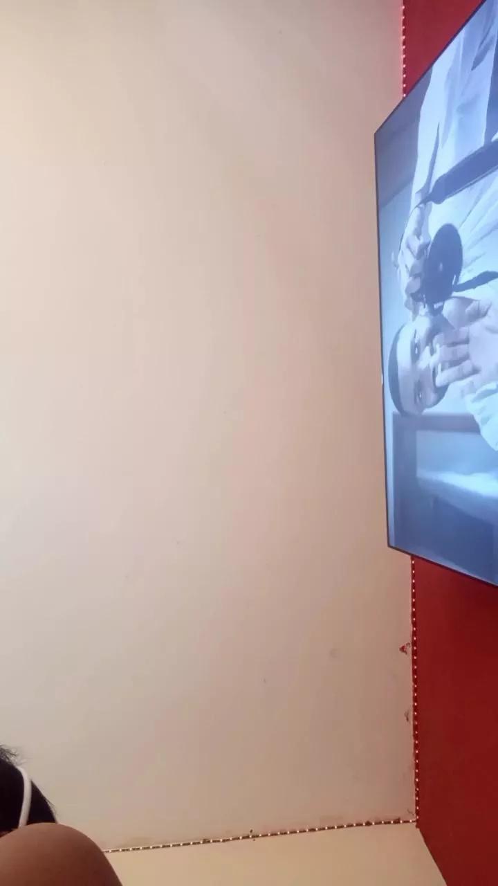 Offline Monica2702 on Cam4