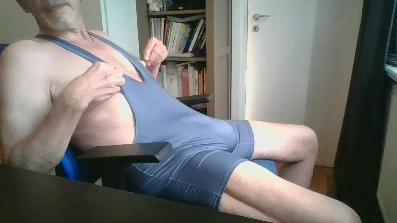 Offline Nicegayhh on Cam4