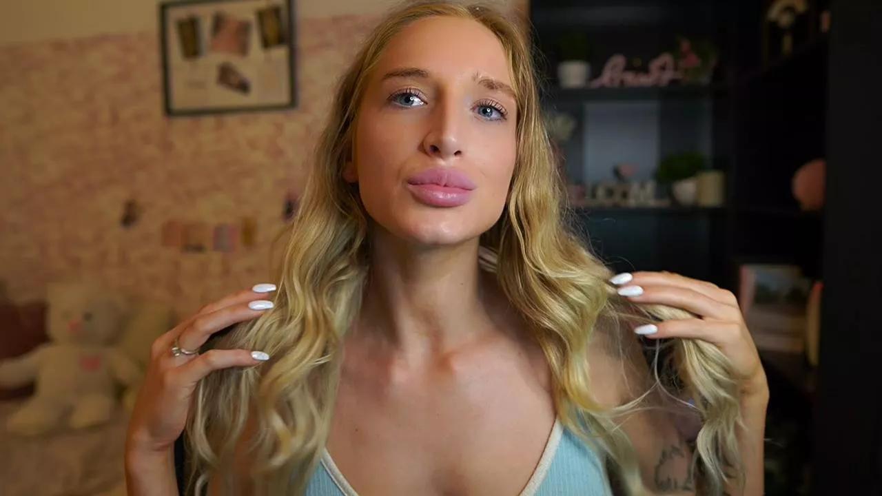 Offline Nicolette__Shea on Cam4