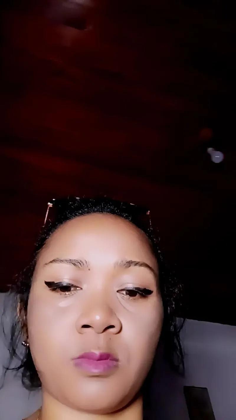 Offline queenny1 on Cam4