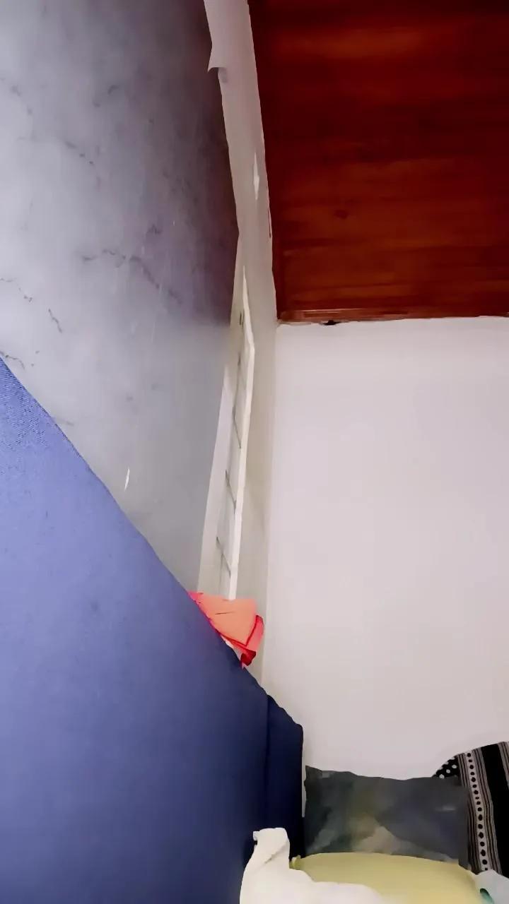 Offline queenny1 on Cam4