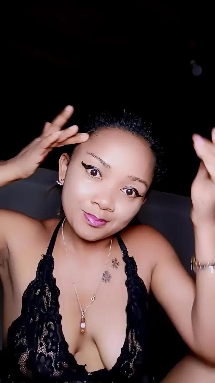 Offline queenny1 on Cam4