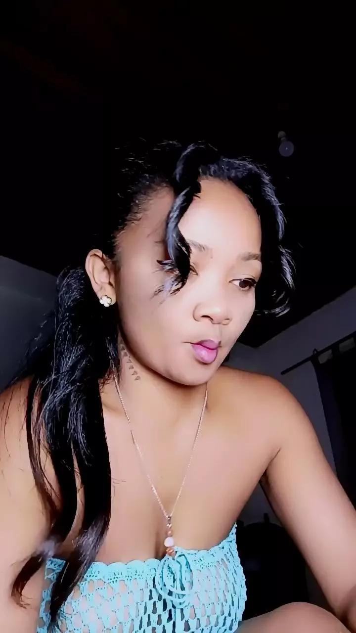 Offline queenny1 on Cam4