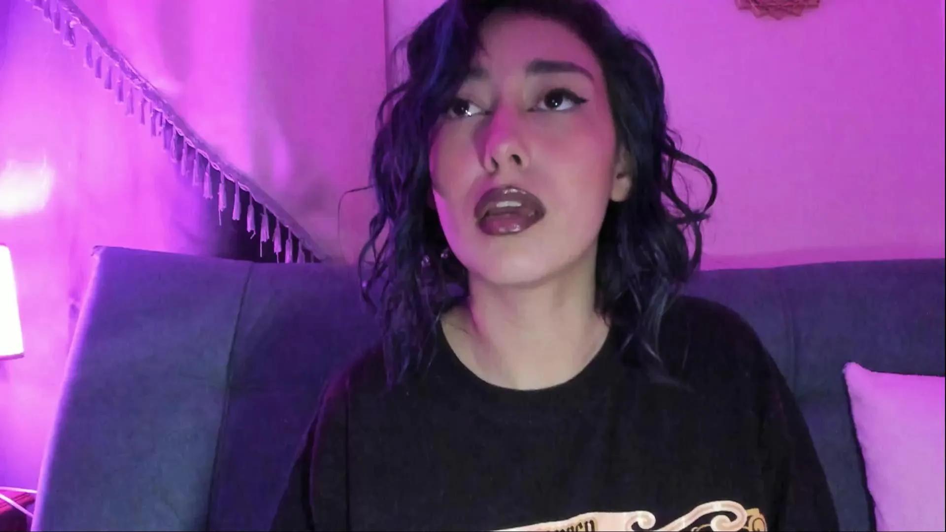 Offline Scarletwd18 on Cam4