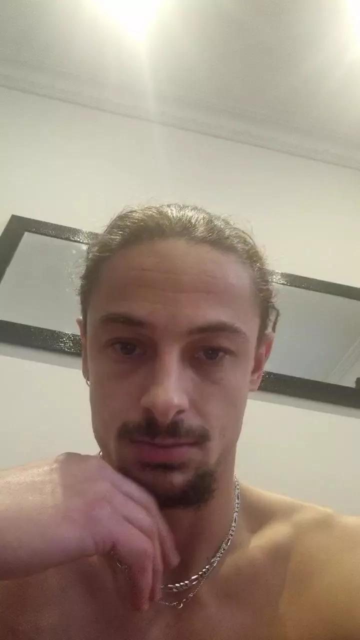 Offline SexySayajin on Cam4