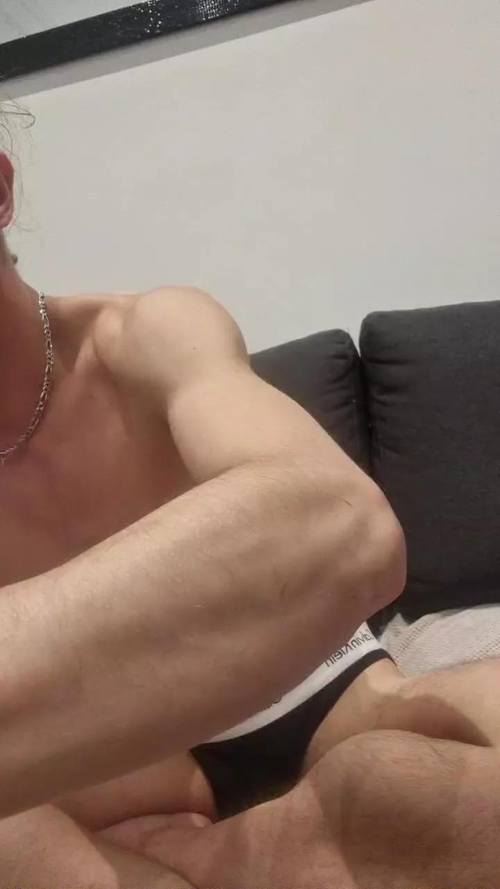 Offline SexySayajin on Cam4