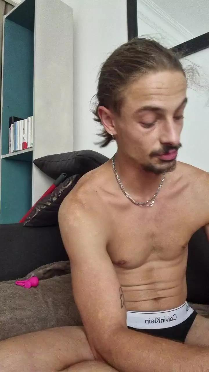 Offline SexySayajin on Cam4