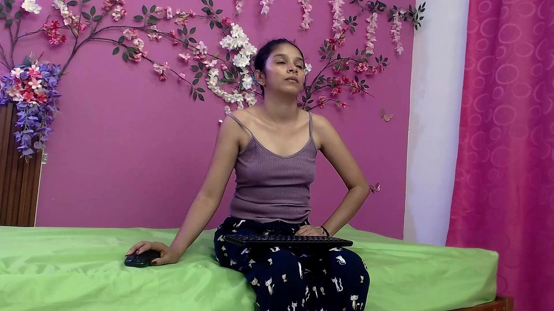 Offline skinnybarbie022 on Cam4